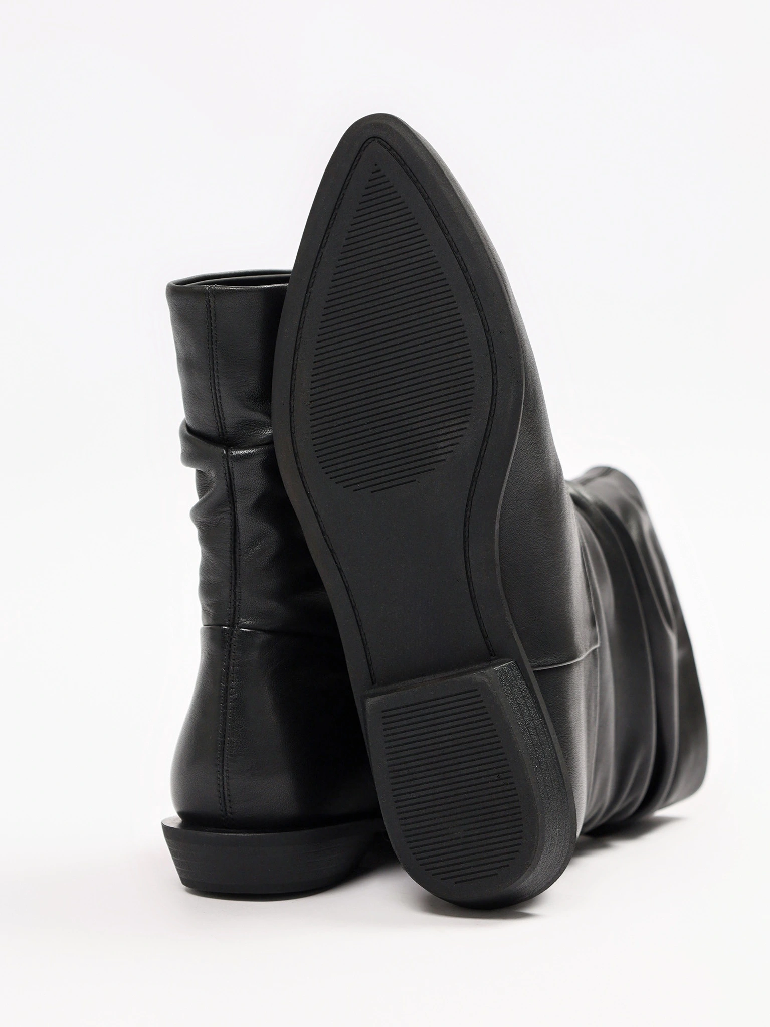 Ботинки черного цвета на низком каблуке